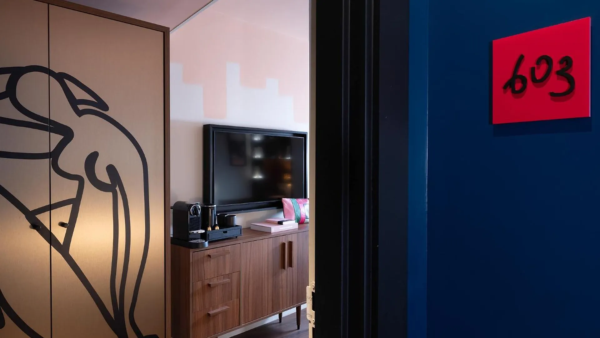 Les Artistes Hotel